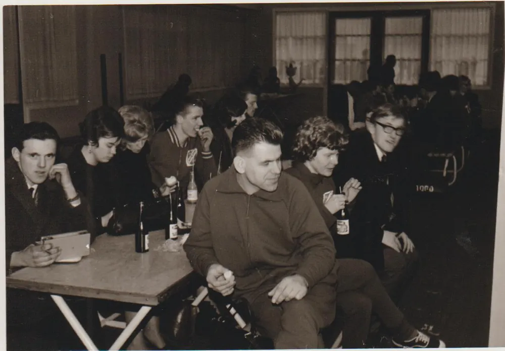 Leden zitten samen aan tafel in de kantine